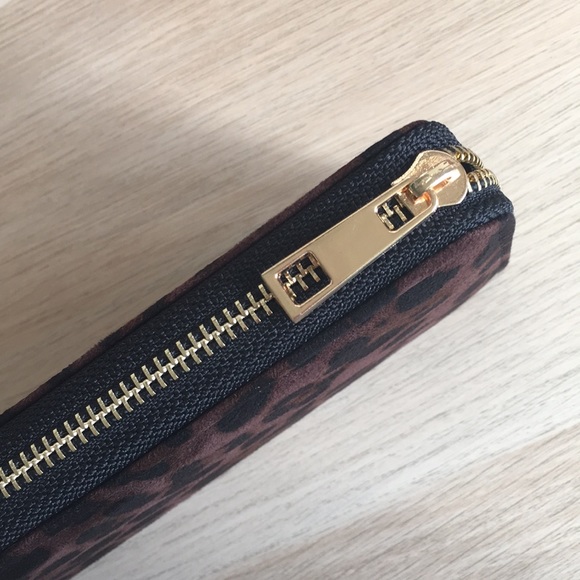 🎉HPx2🎉-Gorgeous Ultra Suede Leopard Print Wallet - Picture 4 of 7